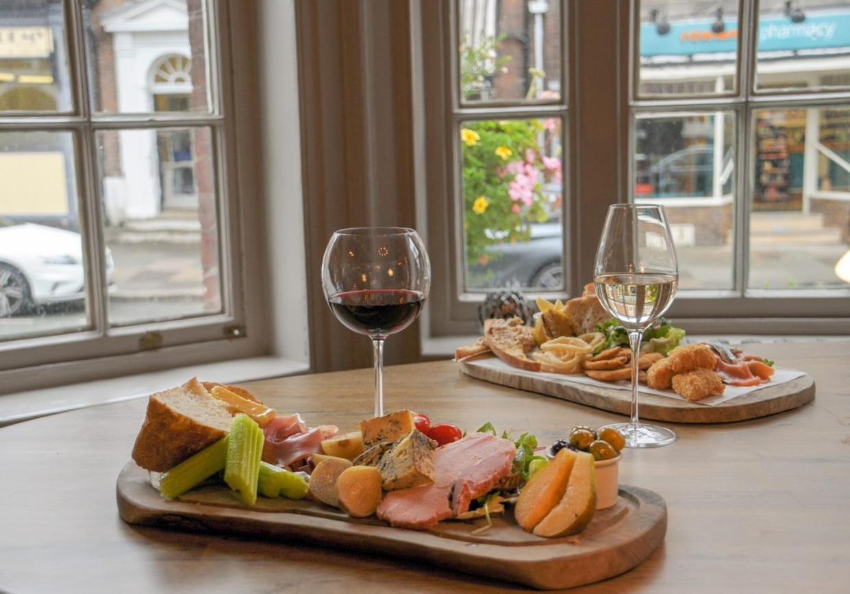 The Swan At Tarporley Hotel Екстериор снимка